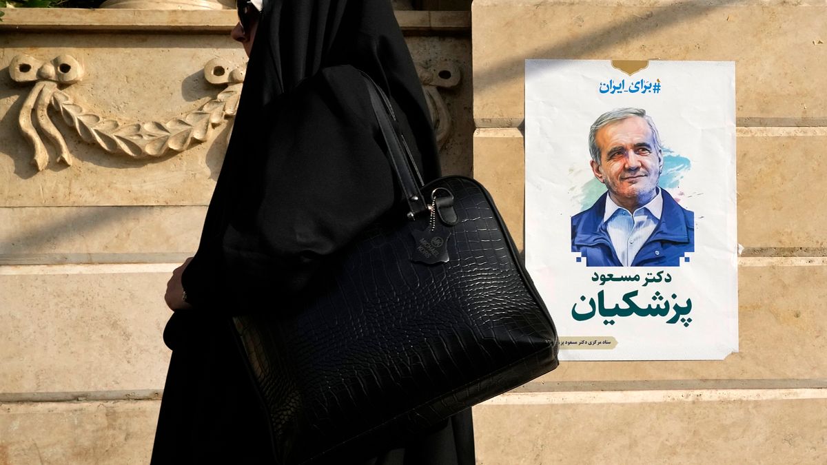 2024年6月29日,伊朗德黑蘭街頭的改革派總統候選人裴澤斯基安的海報。(美聯社) 2024年6月29日,伊朗德黑蘭街頭的改革派總統候選人裴澤斯基安的海報。(美聯社)