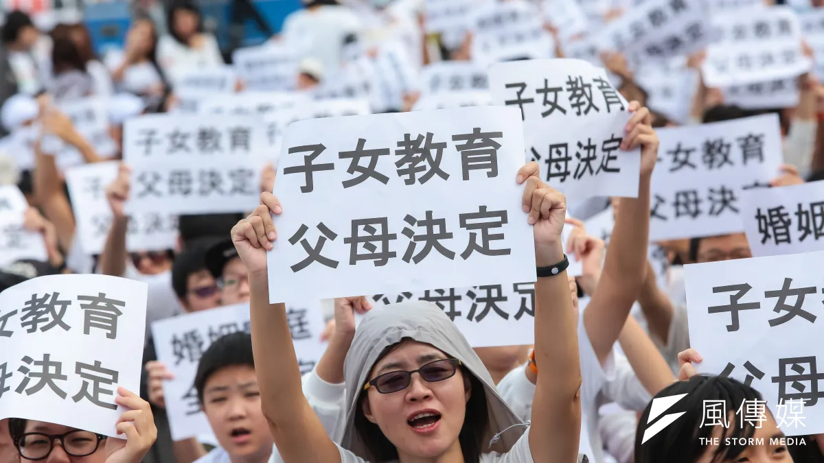 反同團體的粉絲專頁PO文,認為自己的臉書專頁5天就超過120萬人次瀏覽,粉絲人數卻沒有增加,因此質疑是不是臉書故意管制。圖為反同志婚姻合法化大遊行。(資料照,顏麟宇攝)