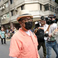 4日に開催された沈伯洋氏の選挙対策本部設立集会に姿を見せた人気司会者の蔡康永氏。(劉偉宏撮影) 4日に開催された沈伯洋氏の選挙対策本部設立集会に姿を見せた人気司会者の蔡康永氏。(劉偉宏撮影)