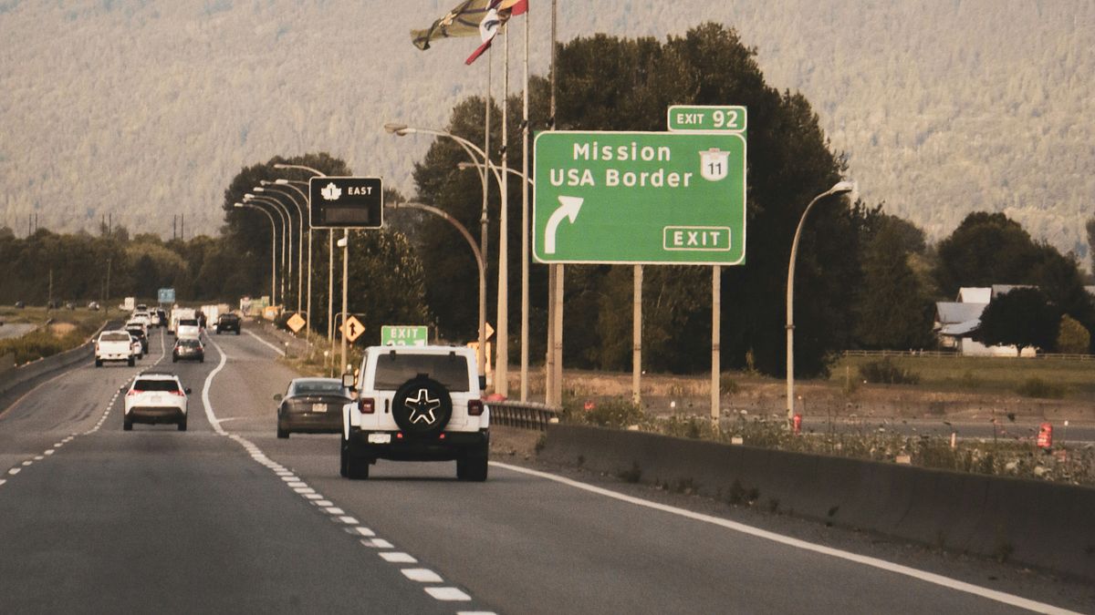 美國一名臨時工為躲避攔查、跑上高速公路遭撞死。(示意圖/Unsplash) 美國一名臨時工為躲避攔查、跑上高速公路遭撞死。(示意圖/Unsplash)