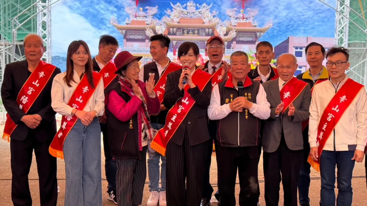 新竹市長高虹安應邀出席幸山宮廣澤尊王十三位太保廟興建上樑儀式,受到信眾熱情歡迎。(圖/民眾提供)