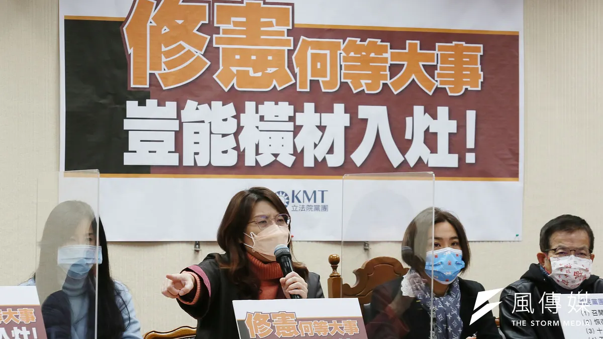 國民黨立院黨團12日召開「修憲何等大事 豈能橫材入灶!」記者會批判修憲,國民黨抵制修憲理由是「程序正義」,但國民黨不敢反對18歲公民權。(柯承惠攝)