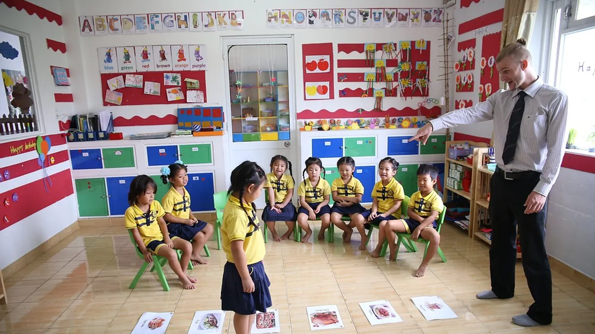 在亞洲,學校聘請外籍英語教師很常見,但這些教師的質素良莠不齊:因為聘僱人員只看外表,「白臉」才是首要標準。(示意圖非本人/NgoHuuMoi@pixabay) 在亞洲,學校聘請外籍英語教師很常見,但這些教師的質素良莠不齊:因為聘僱人員只看外表,「白臉」才是首要標準。(示意圖非本人/NgoHuuMoi@pixabay)