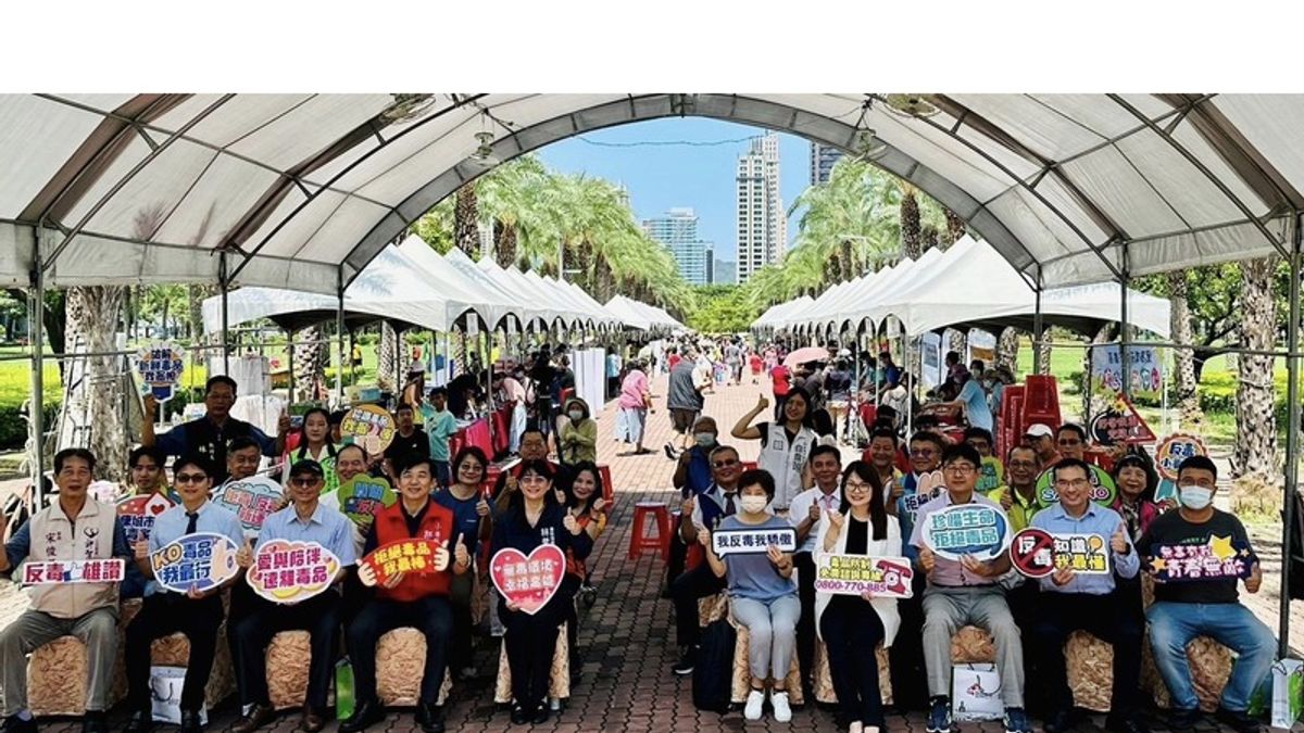 高市毒防局舉辦無毒家園親子同樂探索營「童心童玩闖關齊反毒」活動,吸引上千人到場參與。(圖/高市毒防局提供) 高市毒防局舉辦無毒家園親子同樂探索營「童心童玩闖關齊反毒」活動,吸引上千人到場參與。(圖/高市毒防局提供)