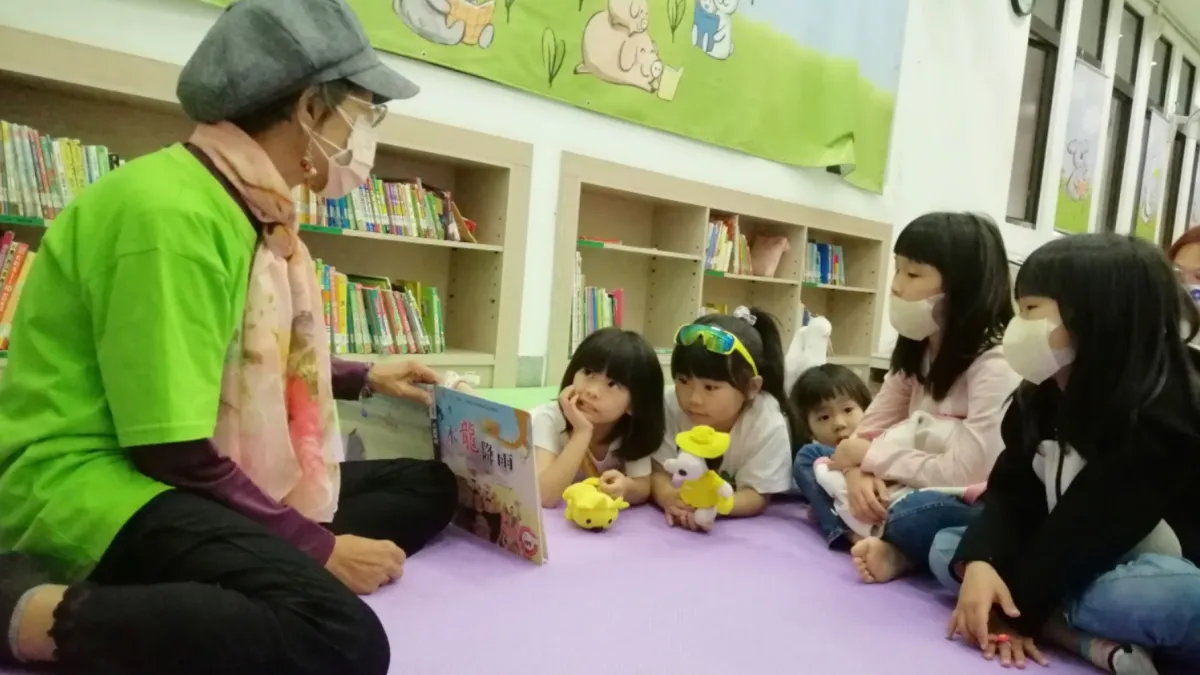 台中故事協會培訓志工在圖書館、文學館、育幼院、兒童之家等地說駐點故事。(圖/台中市政府)