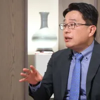 Senior technology journalist Lin Hong-wen (林宏文) appears on Storm Media's talk show "Fly to the World", stating that Taiwan has seized the most important core of AI technology, creating tremendous value. (Photo by Yan Lin-yu) Senior technology journalist Lin Hong-wen (林宏文) appears on Storm Media's talk show "Fly to the World", stating that Taiwan has seized the most important core of AI technology, creating tremendous value. (Photo by Yan Lin-yu)