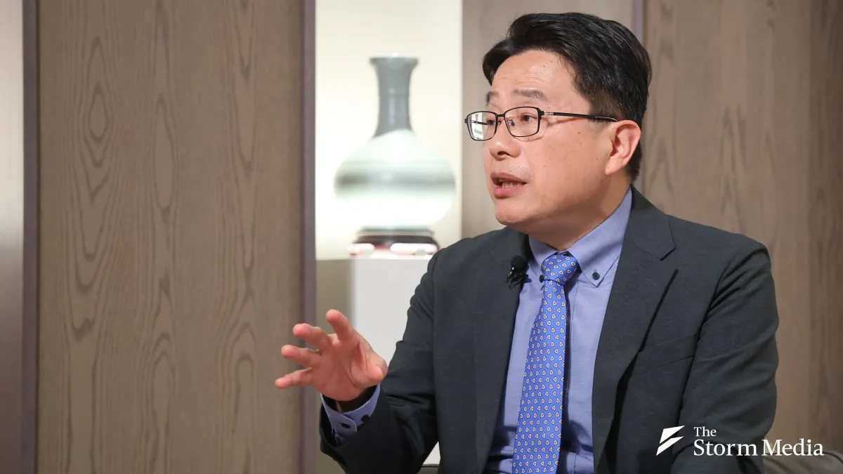 Senior technology journalist Lin Hong-wen (林宏文) appears on Storm Media's talk show "Fly to the World", stating that Taiwan has seized the most important core of AI technology, creating tremendous value. (Photo by Yan Lin-yu)