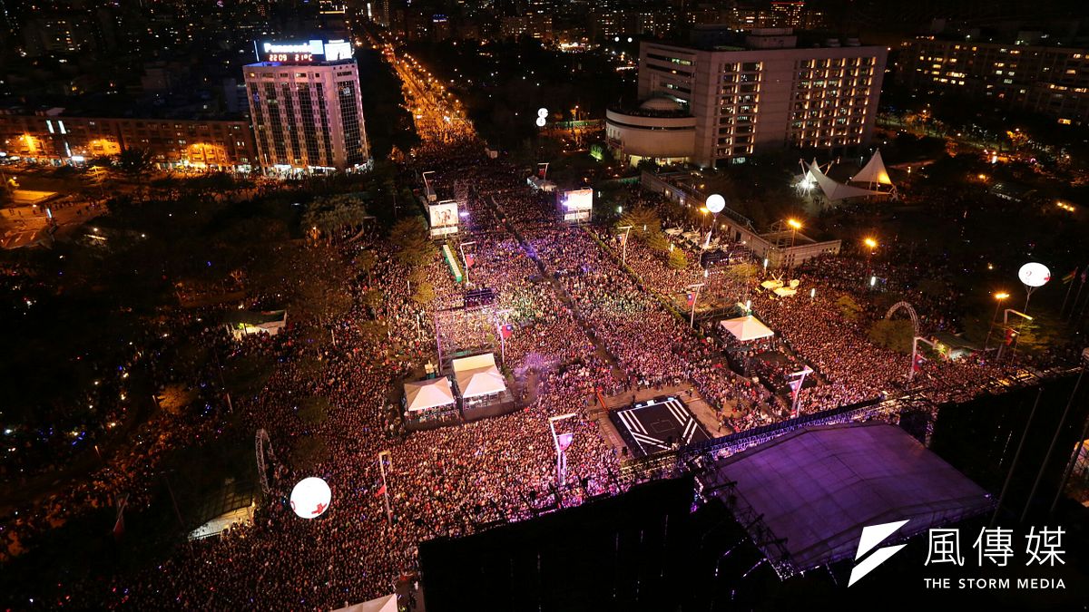 台北2017跨年晚會,北市府前人潮洶湧。(顏麟宇攝) 台北2017跨年晚會,北市府前人潮洶湧。(顏麟宇攝)