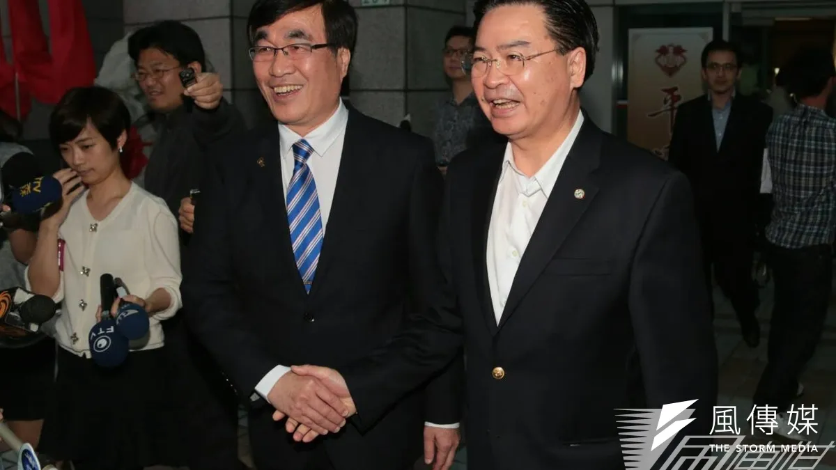 國民黨祕書長李四川(左一)與民進黨祕書長吳釗燮19日相約談憲改,但並未達成任何共識。(余志偉攝)