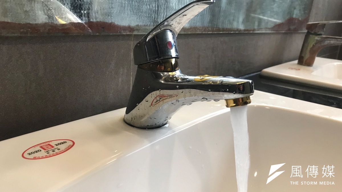 訂定「高雄市政府污水下水道非事業用戶節水獎勵要點」,其節水獎勵措施即「用戶當期與去年同期自來水用量相較節水率≧2%,當期污水下水道使用費按百分之四十予以折扣的配套方案」,獎勵每度折扣2元。(圖/徐炳文攝) 訂定「高雄市政府污水下水道非事業用戶節水獎勵要點」,其節水獎勵措施即「用戶當期與去年同期自來水用量相較節水率≧2%,當期污水下水道使用費按百分之四十予以折扣的配套方案」,獎勵每度折扣2元。(圖/徐炳文攝)