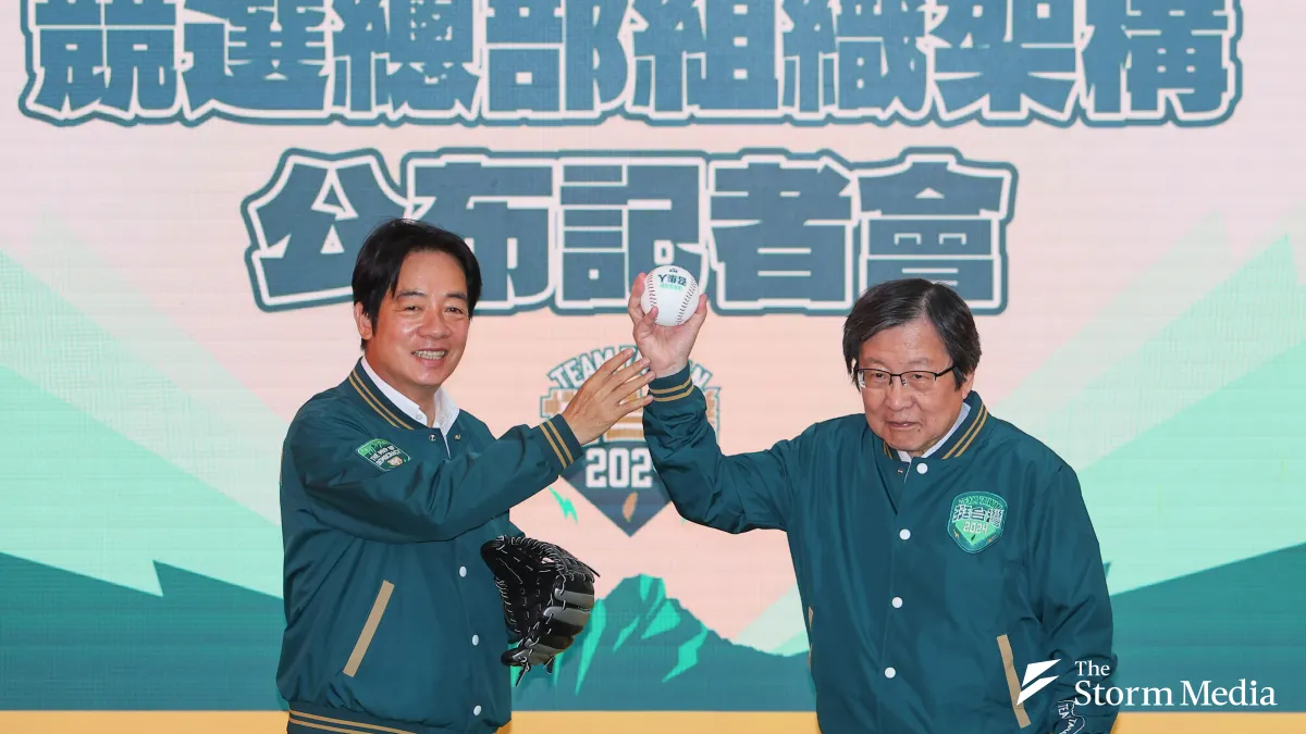 Former National Security Council Secretary-General Chiu Yi-jen (right) speaks to media, insisting that President Lai Ching-te's continuation of Tsai Ing-wen's policy line does not constitute a pro-independence stance, and emphasizing that 'whole-of-societ