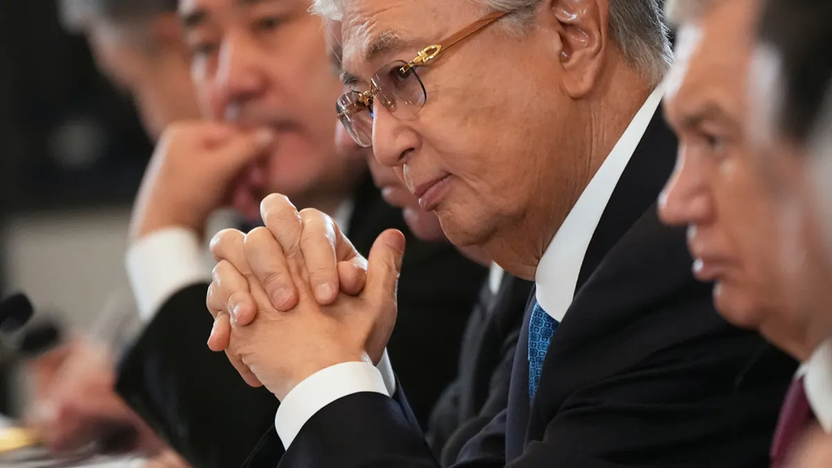 2025年11月6日。哈薩克總統托卡葉夫(Kassym-Jomart Tokayev)在華盛頓白宮東廳與美國總統(Donald Trump)和其他中亞國家領導人共進晚宴時發言。(AP) 2025年11月6日。哈薩克總統托卡葉夫(Kassym-Jomart Tokayev)在華盛頓白宮東廳與美國總統(Donald Trump)和其他中亞國家領導人共進晚宴時發言。(AP)