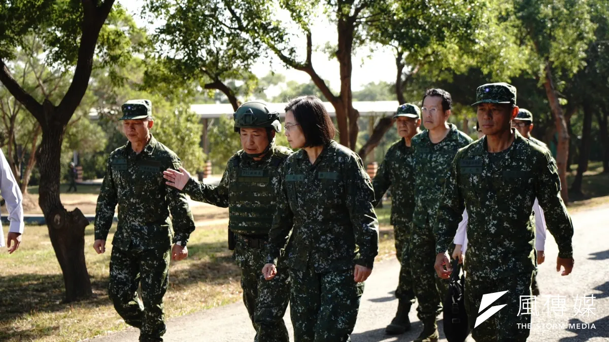 第五作戰區指揮官章元勳(右一)軍中資歷完整,與美方互動不錯,符合總統蔡英文(中)推動軍中世代接班條件。(張曜麟攝)