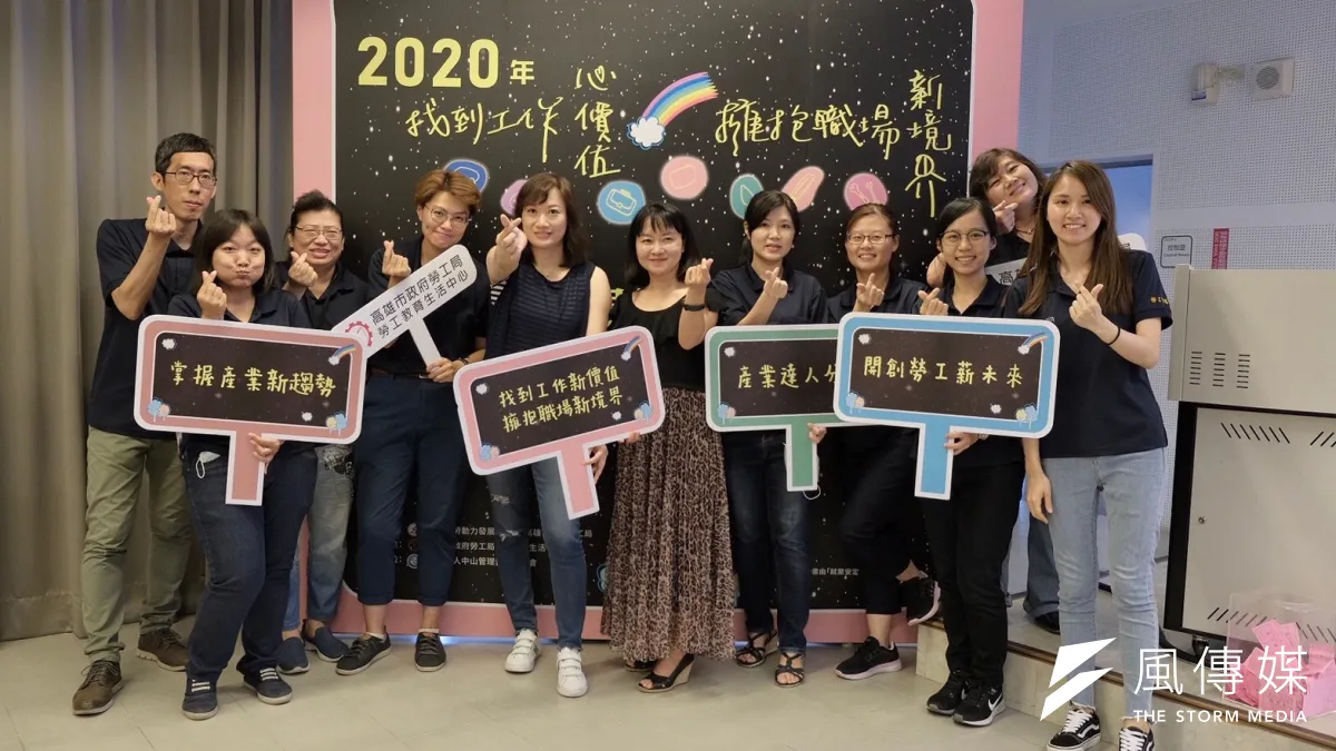 高雄市政府勞工局邀請知名職場專欄作家黃大米,以幽默風趣的口吻向民眾道盡職場血淚史。(圖/徐炳文攝)