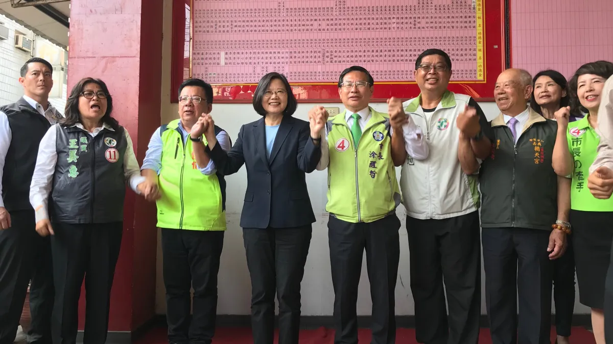 總統蔡英文17日陪同嘉義市長候選人涂醒哲至嘉義朝天宮參香,並呼籲選民「要選會做事、會照顧地方的人,而不是話多、做少事的人。」(民進黨中央提供)