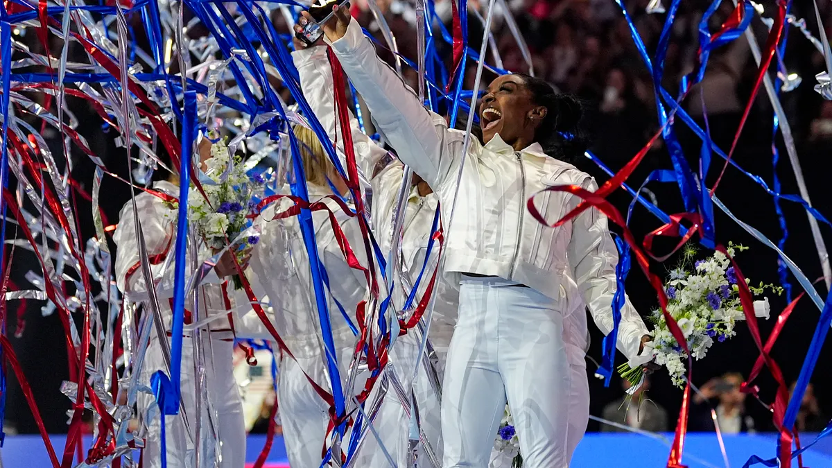 2024年6月30日。美國體操選手拜爾斯(Simone Biles)慶祝入選美國代表隊。(美聯社) 2024年6月30日。美國體操選手拜爾斯(Simone Biles)慶祝入選美國代表隊。(美聯社)