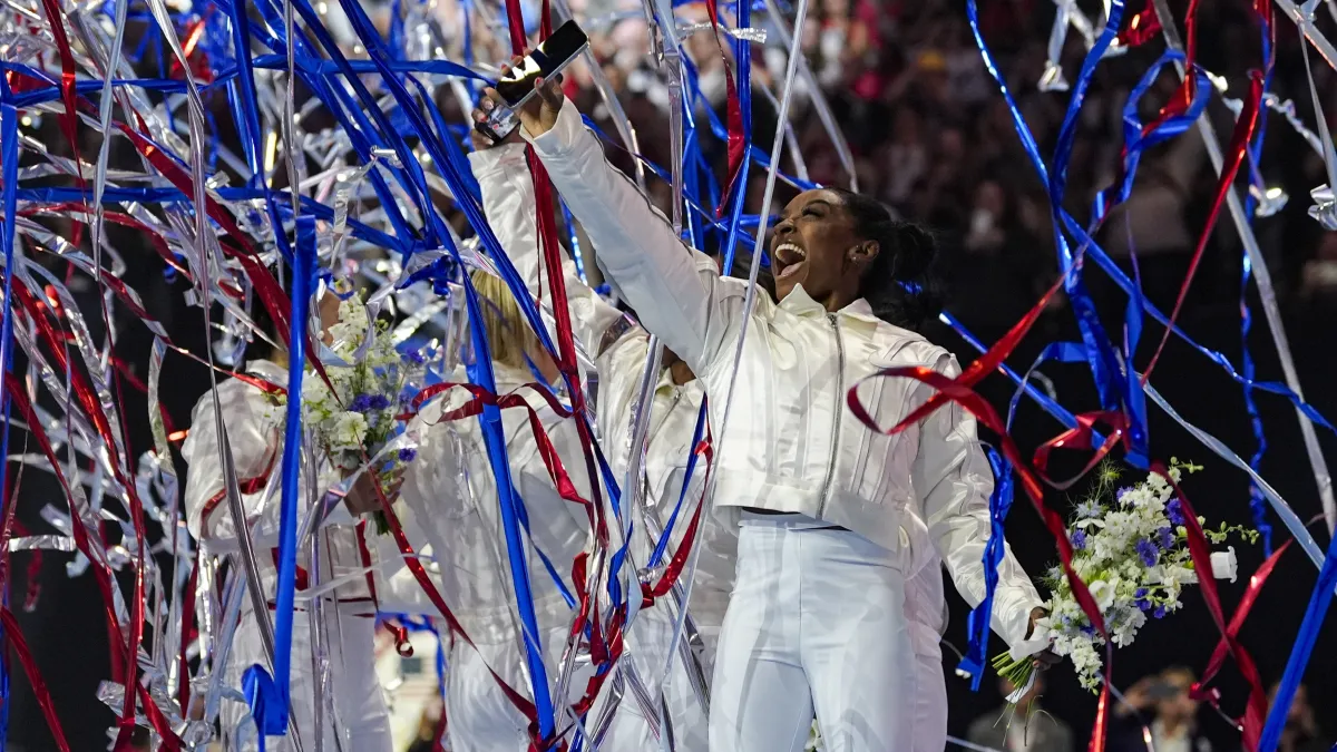 2024年6月30日。美國體操選手拜爾斯(Simone Biles)慶祝入選美國代表隊。(美聯社)