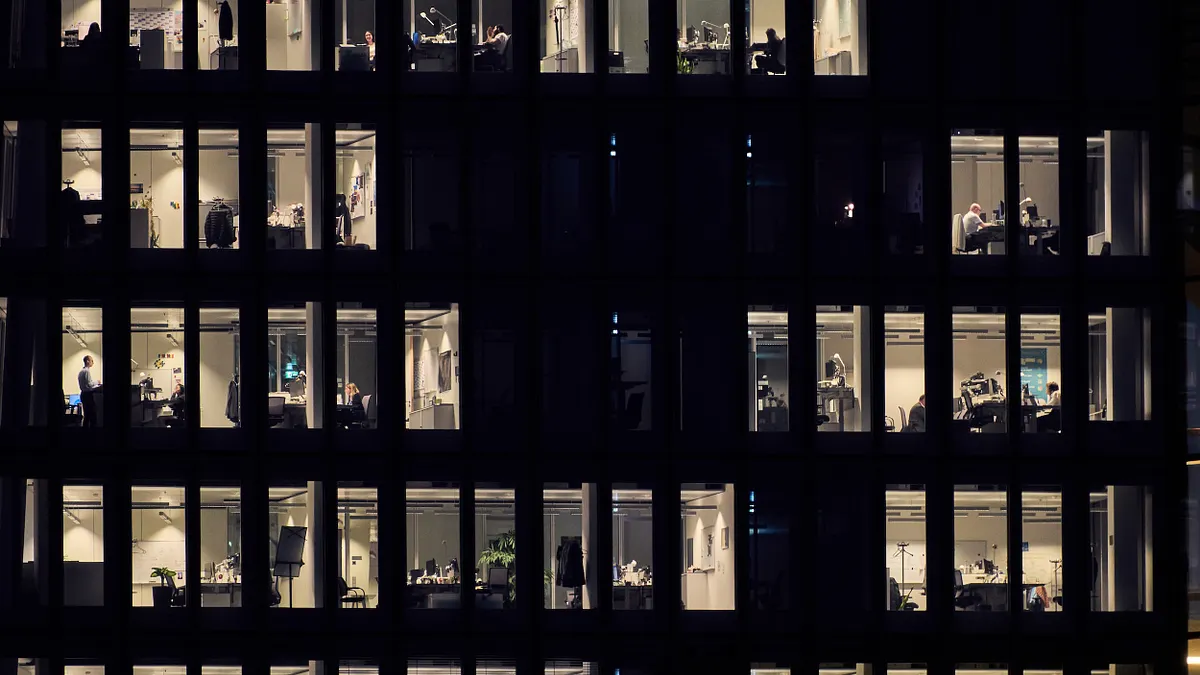 辦公大樓內上班族在工作。(美聯社)