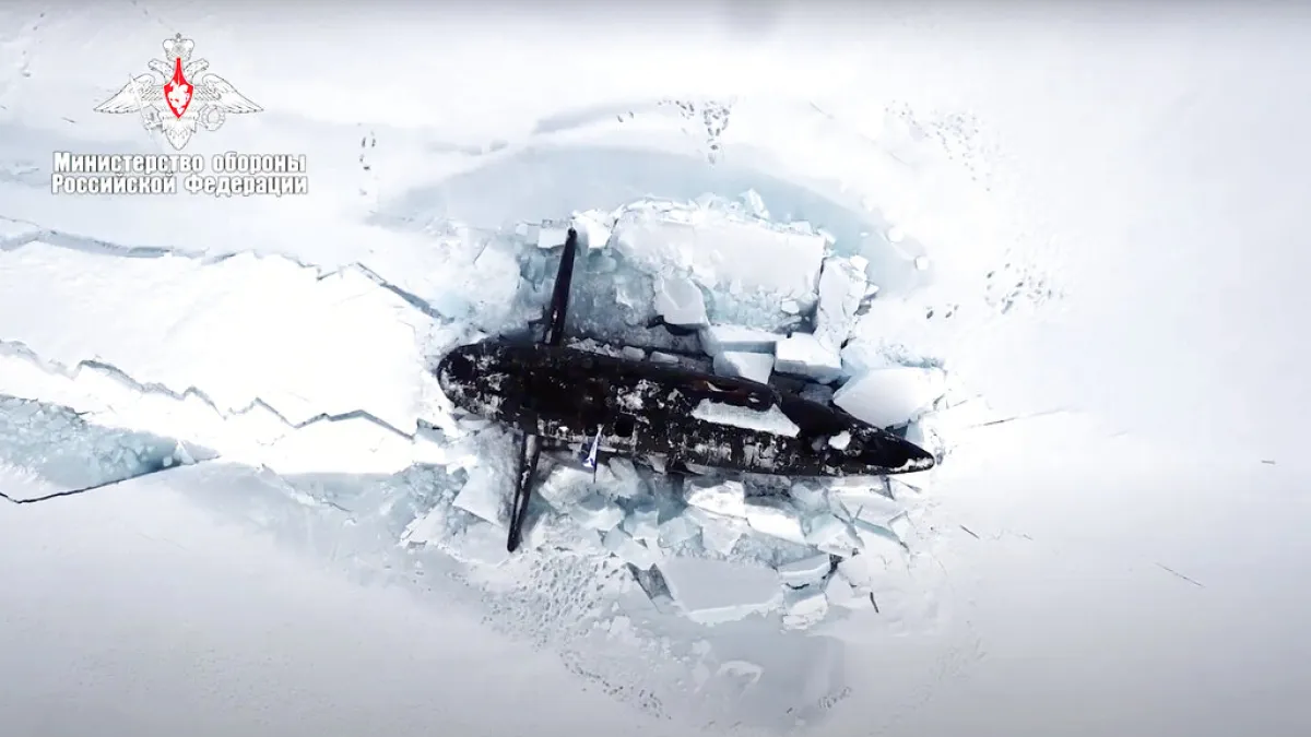 在北極海破冰而出的俄軍潛艦。(美聯社)