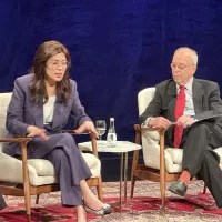 国民党の鄭麗文主席(左)はニューヨークを訪問し、現地時間8日、米シンクタンク「アジア・ソサエティ」の座談会に出席。ダニエル・ラッセル元米国務次官補(東アジア・太平洋担当、右)と対談した。(写真/中央社提供) 国民党の鄭麗文主席(左)はニューヨークを訪問し、現地時間8日、米シンクタンク「アジア・ソサエティ」の座談会に出席。ダニエル・ラッセル元米国務次官補(東アジア・太平洋担当、右)と対談した。(写真/中央社提供)