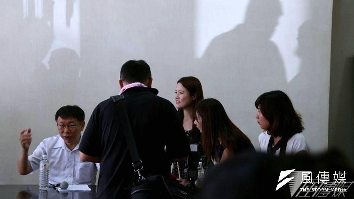 無黨籍台北市長參選人柯文哲評論陳以真太漂亮不會批公文,引起爭議,綠委說要幫他補習性別議題。(余志偉攝) 無黨籍台北市長參選人柯文哲評論陳以真太漂亮不會批公文,引起爭議,綠委說要幫他補習性別議題。(余志偉攝)