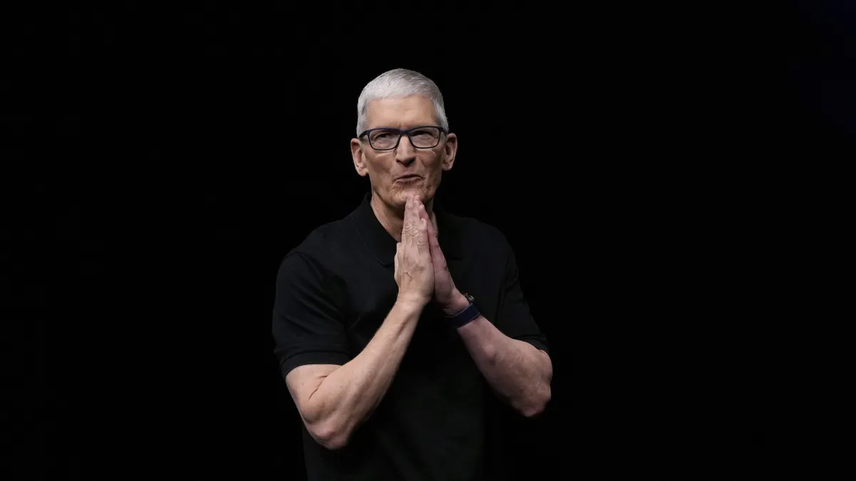美國科技巨頭蘋果公司(Apple)近期傳出重大人事變動消息,現任執行長庫克(Tim Cook)可能最快在明(2026)年卸任。根據《金融時報》指出,隨著庫克年滿65歲,蘋果董事會正加速推動接班計畫,並將硬體工程高級副總裁特納斯(John Ternus)視為呼聲最高的接替人選。(美聯社)