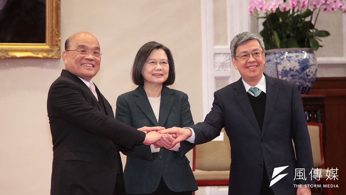 總統蔡英文(中)與行政院長陳建仁(右)4月民調皆未過半。(資料照,顏麟宇攝) 總統蔡英文(中)與行政院長陳建仁(右)4月民調皆未過半。(資料照,顏麟宇攝)