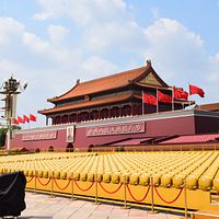 AP通信の独占報道によれば、金正恩氏は専用列車で北京に到着し、同行者には北朝鮮外務相の崔善姫氏ら核心幕僚チームが含まれている。習近平氏が主催するこのパレードイベントは、中国の軍事現代化の成果を示すだけでなく、三人の権威主義指導者が国際舞台で初めて同席する重要な場である。(写真/天安門2日場面ウェイポーより) AP通信の独占報道によれば、金正恩氏は専用列車で北京に到着し、同行者には北朝鮮外務相の崔善姫氏ら核心幕僚チームが含まれている。習近平氏が主催するこのパレードイベントは、中国の軍事現代化の成果を示すだけでなく、三人の権威主義指導者が国際舞台で初めて同席する重要な場である。(写真/天安門2日場面ウェイポーより)