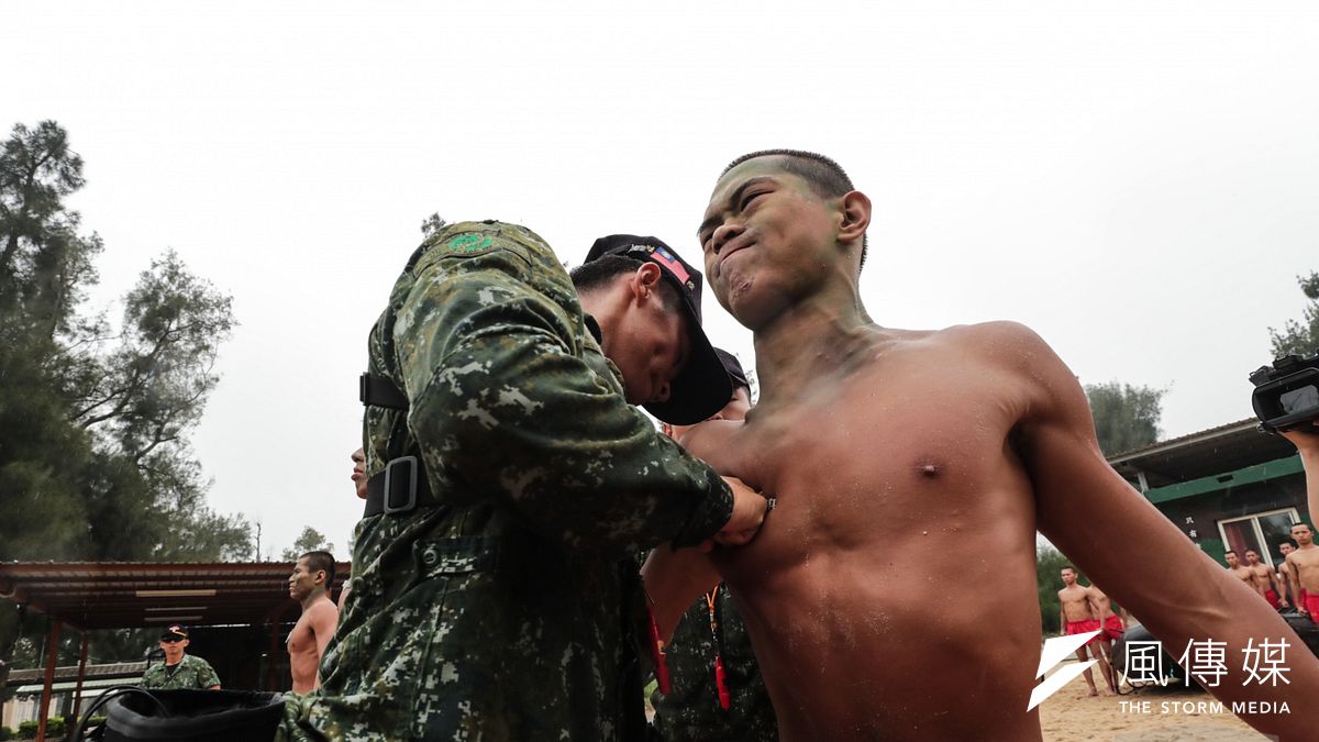 陸軍101兩棲偵察營近期剛有一批新科蛙人完訓,幹部將象徵海龍蛙兵榮譽的蛙牌釘在蛙兵的胸口,不僅展現特種部隊的強悍,也代表訓練的血淚和辛苦,在這一刻都得到釋放。(取自軍聞社) 陸軍101兩棲偵察營近期剛有一批新科蛙人完訓,幹部將象徵海龍蛙兵榮譽的蛙牌釘在蛙兵的胸口,不僅展現特種部隊的強悍,也代表訓練的血淚和辛苦,在這一刻都得到釋放。(取自軍聞社)