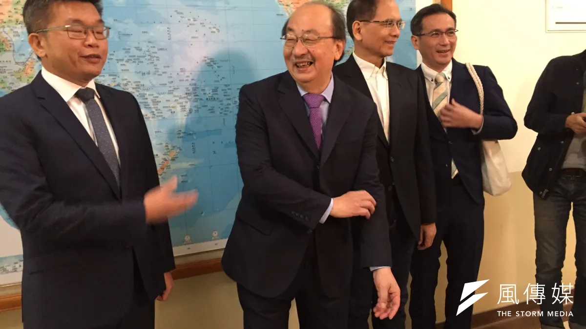第10屆立法院第1會期將在2月1日時開議,民進黨立法院黨團30日也先召開黨團籌備會。黨團總召由柯建銘(左二)續任、幹事長是鄭運鵬(右一),立委當選人游錫堃(右二)則與現任副院長蔡其昌(左一)搭配參選正副立法院長。(黃信維攝)