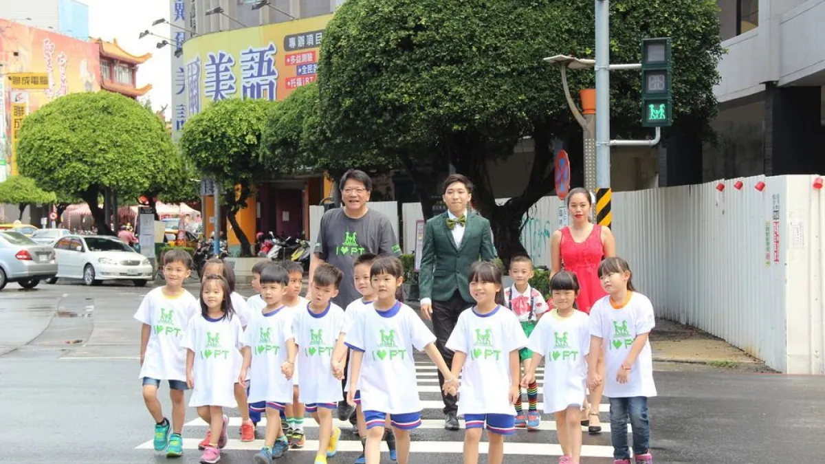 屏東縣政府警察局推出懷孕版小綠人,變成一家三口和樂融融,屏東縣長潘孟安樂得發送油飯及紅蛋,祝賀小綠人喜獲麟兒。(圖/屏東縣政府提供)
