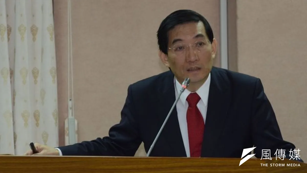 國民黨立委廖正井10日質詢時表示,如果公務員年終慰問金發不下來而選情,唯人事長黃富源是問,黃富源被質問得一臉無辜。(宋小海攝)