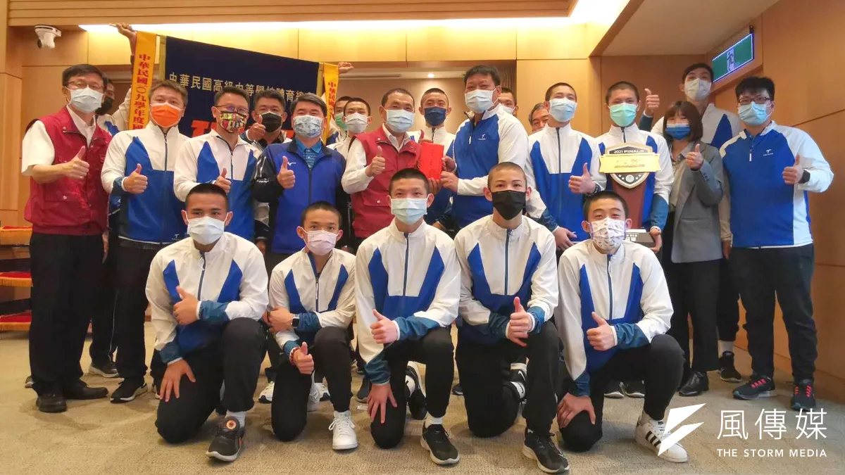 年度MVP王翊仲(二排右五)代表致贈簽名球衣予市長侯友宜。(圖/李梅瑛)