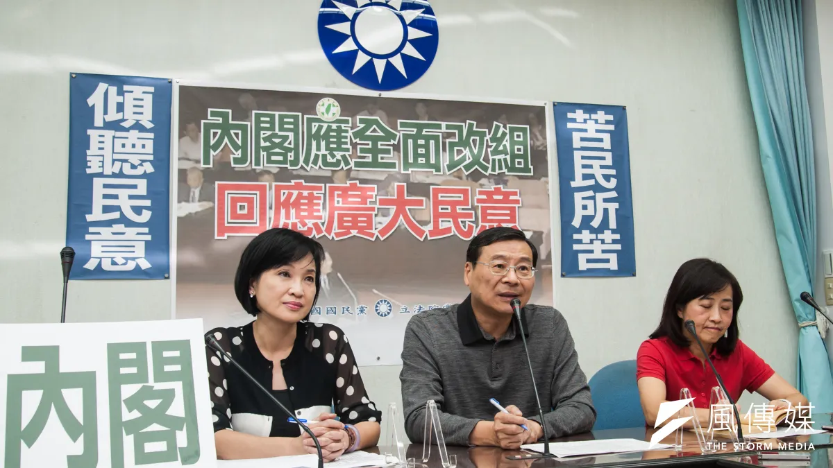 作者認為這一屆國民黨不分區立委擺脫過去酬庸的作法,展現足夠的專業。圖為國民黨團書記長曾銘宗(中)、副書記長柯志恩(左)、立委林奕華(右)都是不分區立委。(甘岱民攝)