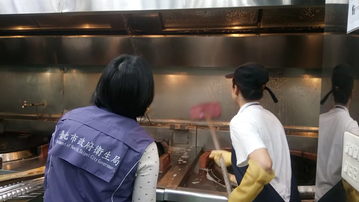 臺北市政府衛生局今(16)日表示,日前造成明湖國中和天母國小學生集體腹瀉的「蒜泥白肉便當」,其抽驗結果確認食物沾染仙人掌桿菌。(台北市政府提)