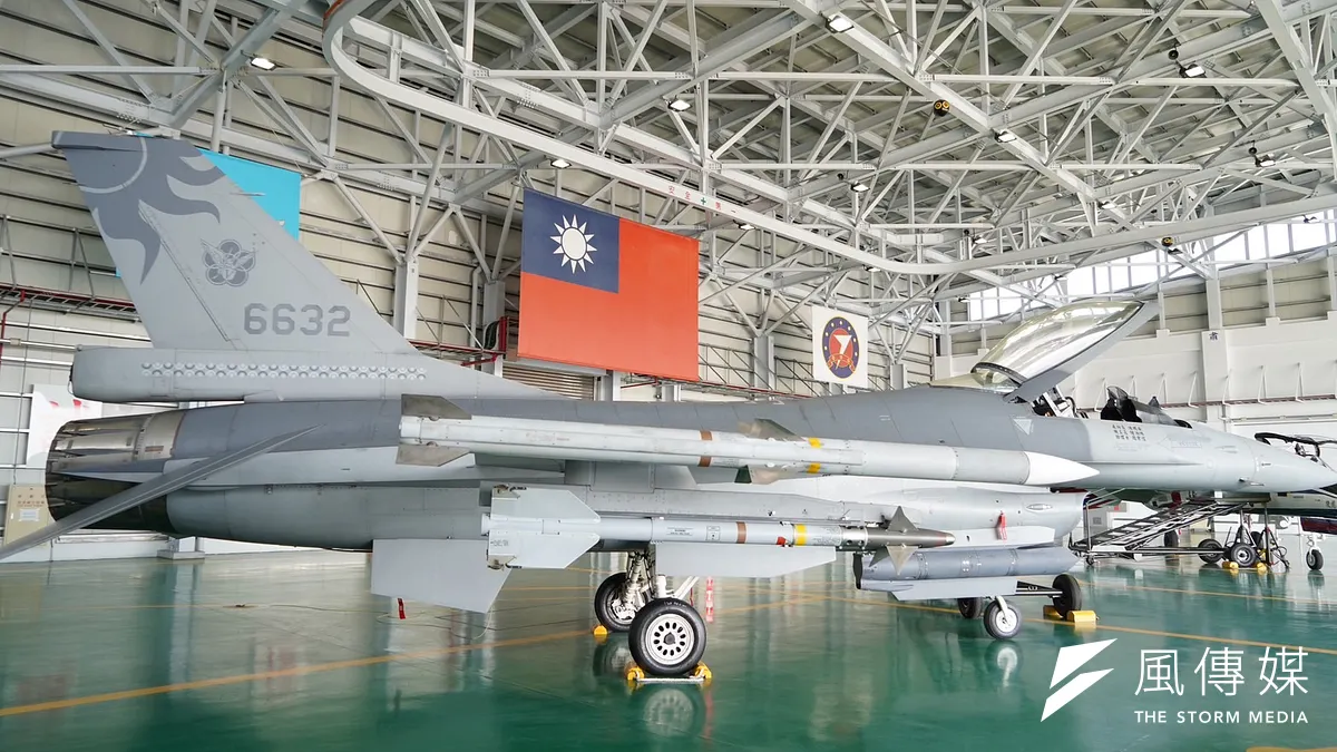 美對台軍售F-16V(BLK70)型戰機交付延宕,據統計,美方目前共積欠台灣約6600億元的武器裝備。(資料照,張曜麟攝) 美對台軍售F-16V(BLK70)型戰機交付延宕,據統計,美方目前共積欠台灣約6600億元的武器裝備。(資料照,張曜麟攝)