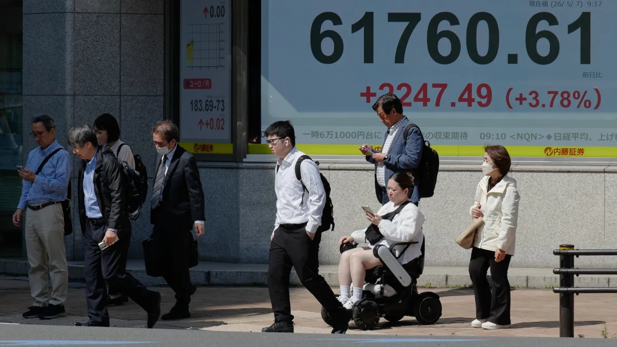 2026年5月11日,東京街頭顯示日經指數的電子看板。(美聯社)