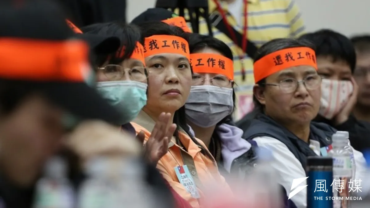 失業的國道收費員大都是女性,她們明天要到遠通關係企業、遠東百貨前展開行動,要求政府安置。(資料照片,余志偉攝)