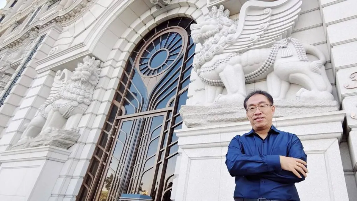 上曜董座張祐銘在「The King」,其外觀飛天獅石雕都是手工打磨,每隻獨一無二,彰顯豪宅品味非凡。(圖/徐炳文攝) 上曜董座張祐銘在「The King」,其外觀飛天獅石雕都是手工打磨,每隻獨一無二,彰顯豪宅品味非凡。(圖/徐炳文攝)