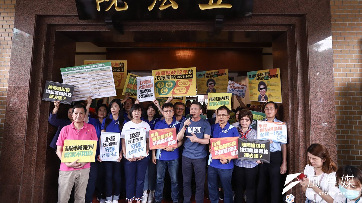 國民黨立法院黨團原訂3日下午於立院大門口抗議監察院長被提名人陳菊,但被台灣基進立委陳柏惟質疑找黑衣人進攻國會。(陳品佑攝) 國民黨立法院黨團原訂3日下午於立院大門口抗議監察院長被提名人陳菊,但被台灣基進立委陳柏惟質疑找黑衣人進攻國會。(陳品佑攝)