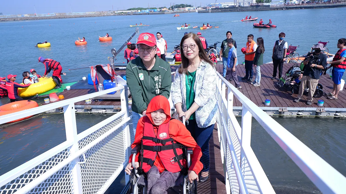 海委會主委管碧玲(右一)攜手身心障礙夥伴共同擁抱海洋、推動常態性無障礙海域遊憩場域。(圖/海委會提供) 海委會主委管碧玲(右一)攜手身心障礙夥伴共同擁抱海洋、推動常態性無障礙海域遊憩場域。(圖/海委會提供)