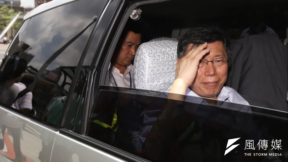 台北市政府淩晨遭縱火,圖為今早照常上班的台北市長柯文哲(林韶安攝)