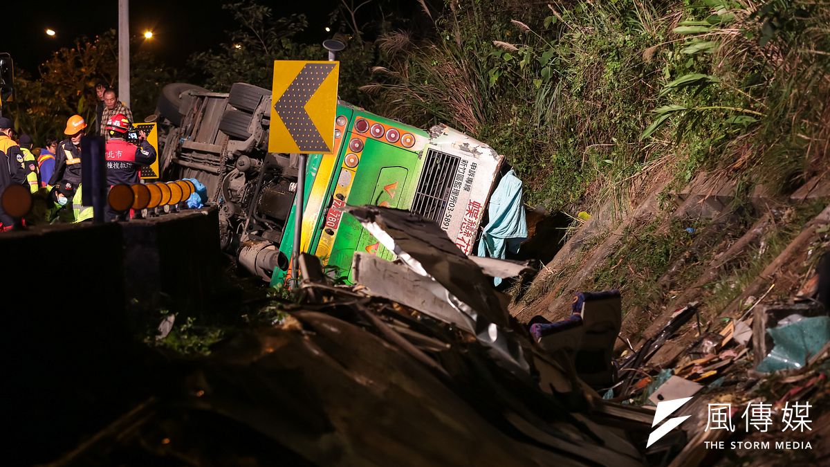 武陵賞櫻團遊覽車13日晚間發生翻覆事故現場,其中1名送往萬芳醫院救治的傷患於14日上午近10點宣告不治。(資料照,顏麟宇攝) 武陵賞櫻團遊覽車13日晚間發生翻覆事故現場,其中1名送往萬芳醫院救治的傷患於14日上午近10點宣告不治。(資料照,顏麟宇攝)