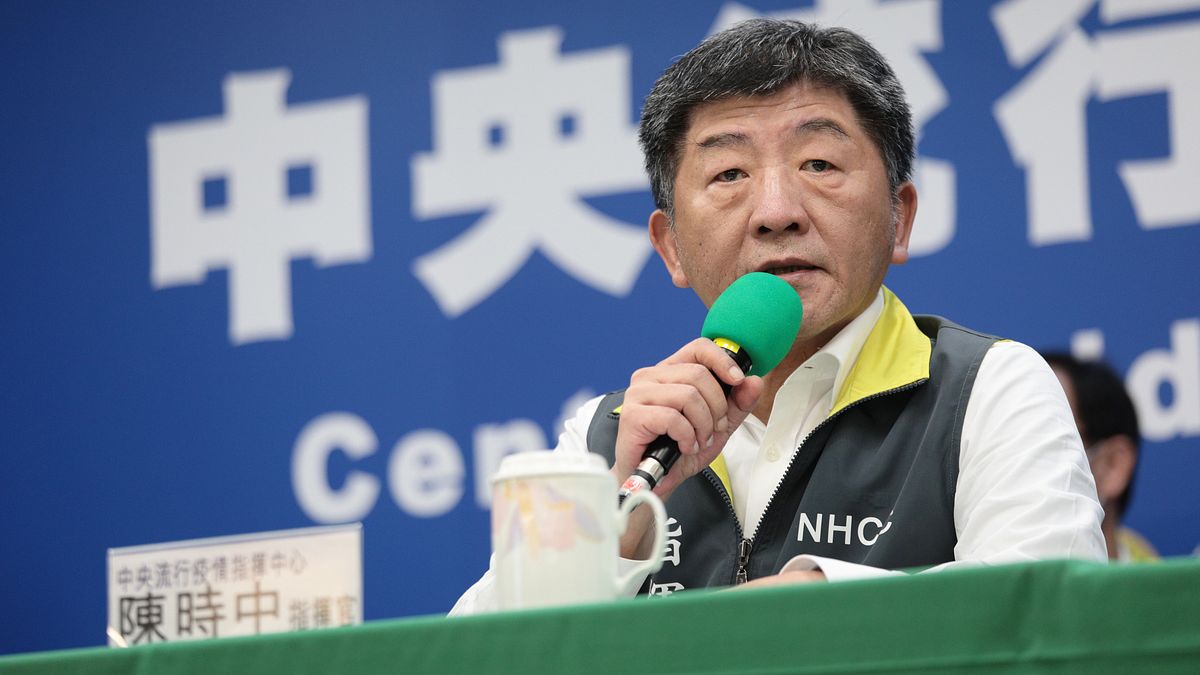 觀光勝地墾丁人潮湧現,恆春警方派出警力在大街宣傳,呼籲民眾要保持1公尺的社交安全距離。中央流行疫情指揮中心指揮官陳時中(見圖)也對此表示肯定。(資料照,指揮中心提供) 觀光勝地墾丁人潮湧現,恆春警方派出警力在大街宣傳,呼籲民眾要保持1公尺的社交安全距離。中央流行疫情指揮中心指揮官陳時中(見圖)也對此表示肯定。(資料照,指揮中心提供)