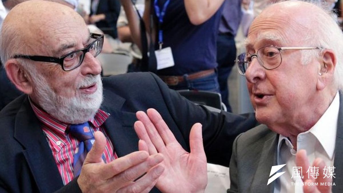 2013年諾貝爾物理學獎得主希格斯(左)與恩格勒雖然是七旬老翁,然而都是在30多歲時發表得獎論文。(取自網路) 2013年諾貝爾物理學獎得主希格斯(左)與恩格勒雖然是七旬老翁,然而都是在30多歲時發表得獎論文。(取自網路)