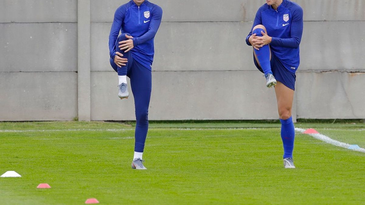 世界盃女足美國隊隊長拉皮諾(左)在受訪時談到不唱國歌的原因。 (美聯社) 世界盃女足美國隊隊長拉皮諾(左)在受訪時談到不唱國歌的原因。 (美聯社)