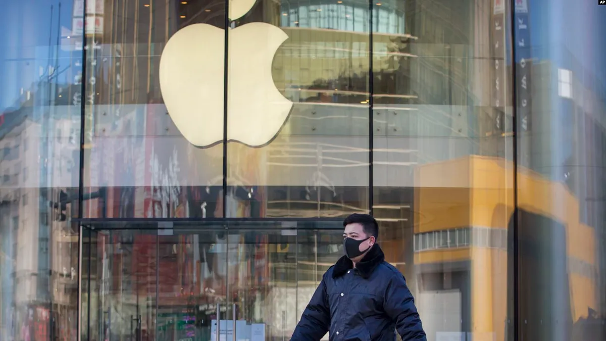 新冠肺炎疫情延燒衝擊蘋果公司,股價週一收盤跌幅2.12%,下跌至224.37美元,導致市值也降到9817億美元,跌破一兆美元大關。(資料圖/美聯社)