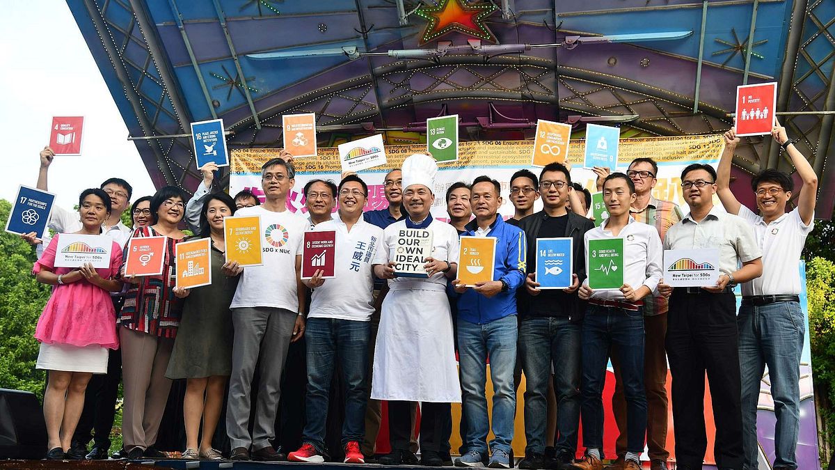 新北市6日於台灣保存最完整的眷村三重空軍一村舉辦,以「作伙來趴踢!新北 SDGs 台味派對」為主題,讓民眾置身饒富歷史與記憶的眷村建築空間當中,參與園遊會互動遊戲、討論生活、想像未來。 (圖/新北市新聞局提供) 新北市6日於台灣保存最完整的眷村三重空軍一村舉辦,以「作伙來趴踢!新北 SDGs 台味派對」為主題,讓民眾置身饒富歷史與記憶的眷村建築空間當中,參與園遊會互動遊戲、討論生活、想像未來。 (圖/新北市新聞局提供)