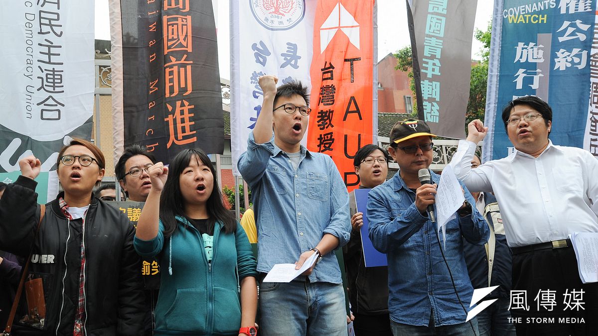 經濟民主聯合陣線15日前往立法院抗議民進黨版兩岸監督條例並無落實民間版五大原則,林飛帆及經濟民主聯合陣線召集人賴中強帶頭喊口號。(林俊耀攝) 經濟民主聯合陣線15日前往立法院抗議民進黨版兩岸監督條例並無落實民間版五大原則,林飛帆及經濟民主聯合陣線召集人賴中強帶頭喊口號。(林俊耀攝)