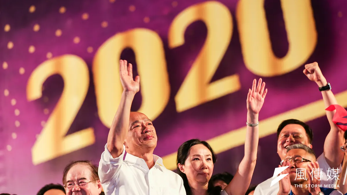 國民黨總統參選人韓國瑜新北造勢,要韓黑 「放馬過來」,支持者看到假民調就說四個字:「他奶奶的」。(簡必丞攝) 國民黨總統參選人韓國瑜新北造勢,要韓黑 「放馬過來」,支持者看到假民調就說四個字:「他奶奶的」。(簡必丞攝)